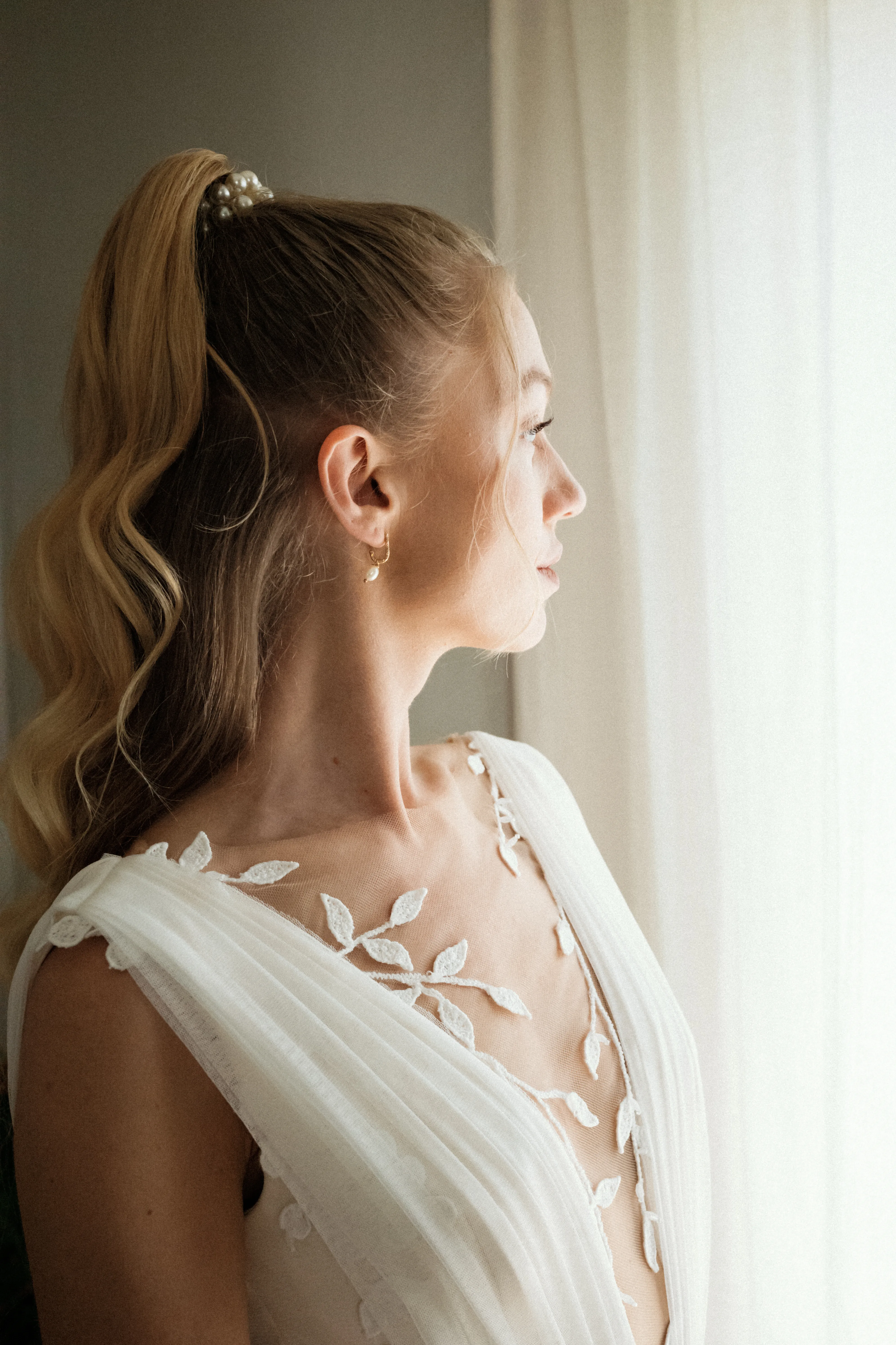 Franziska im weichen Fensterlicht.