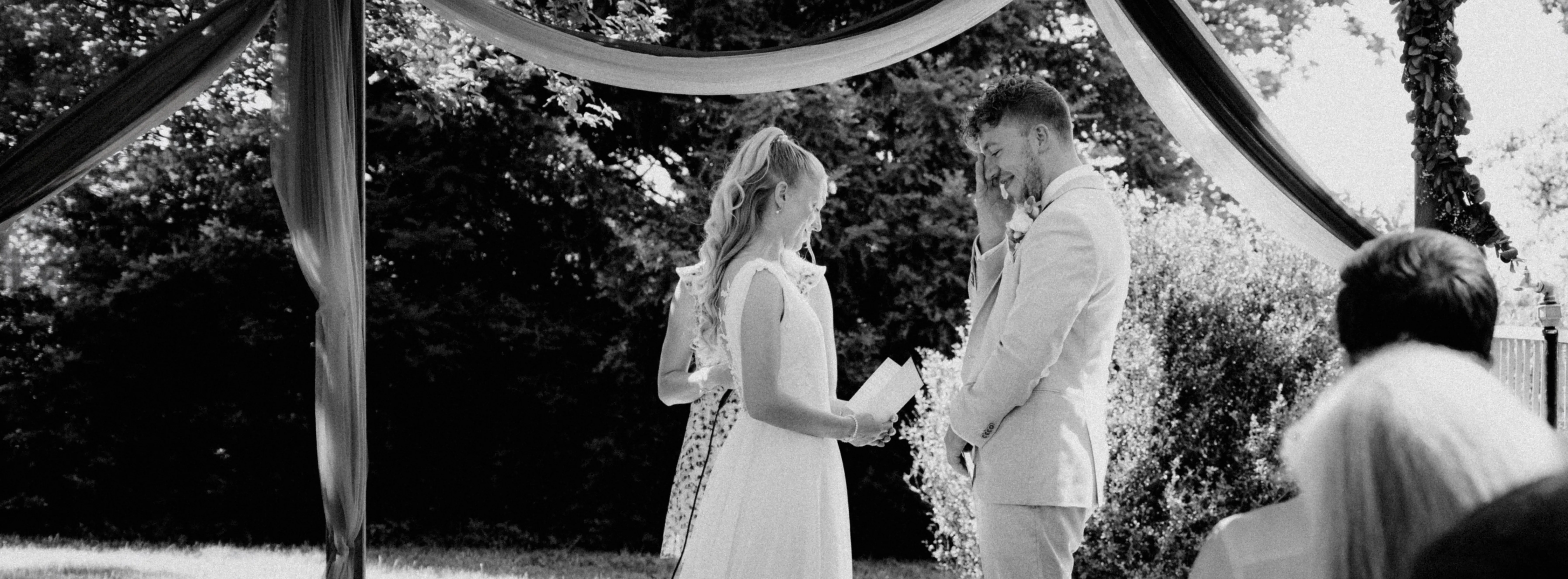 Franziska und Daniel bei ihrer freien Trauung im Glashaus in Tettnang.