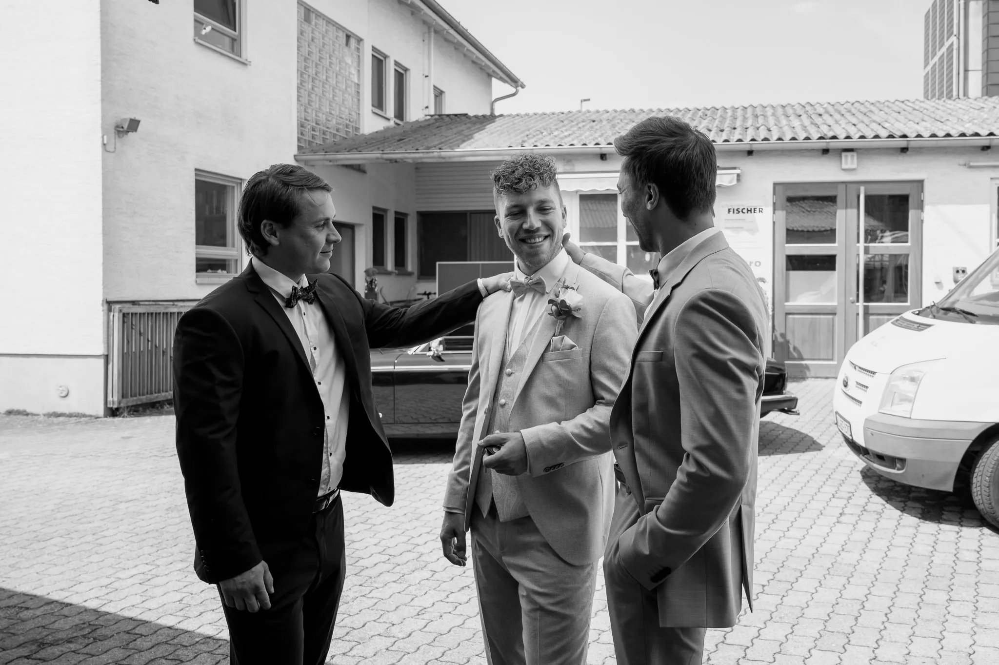 Daniel steht mit zwei Freunden vor dem Standesamt.