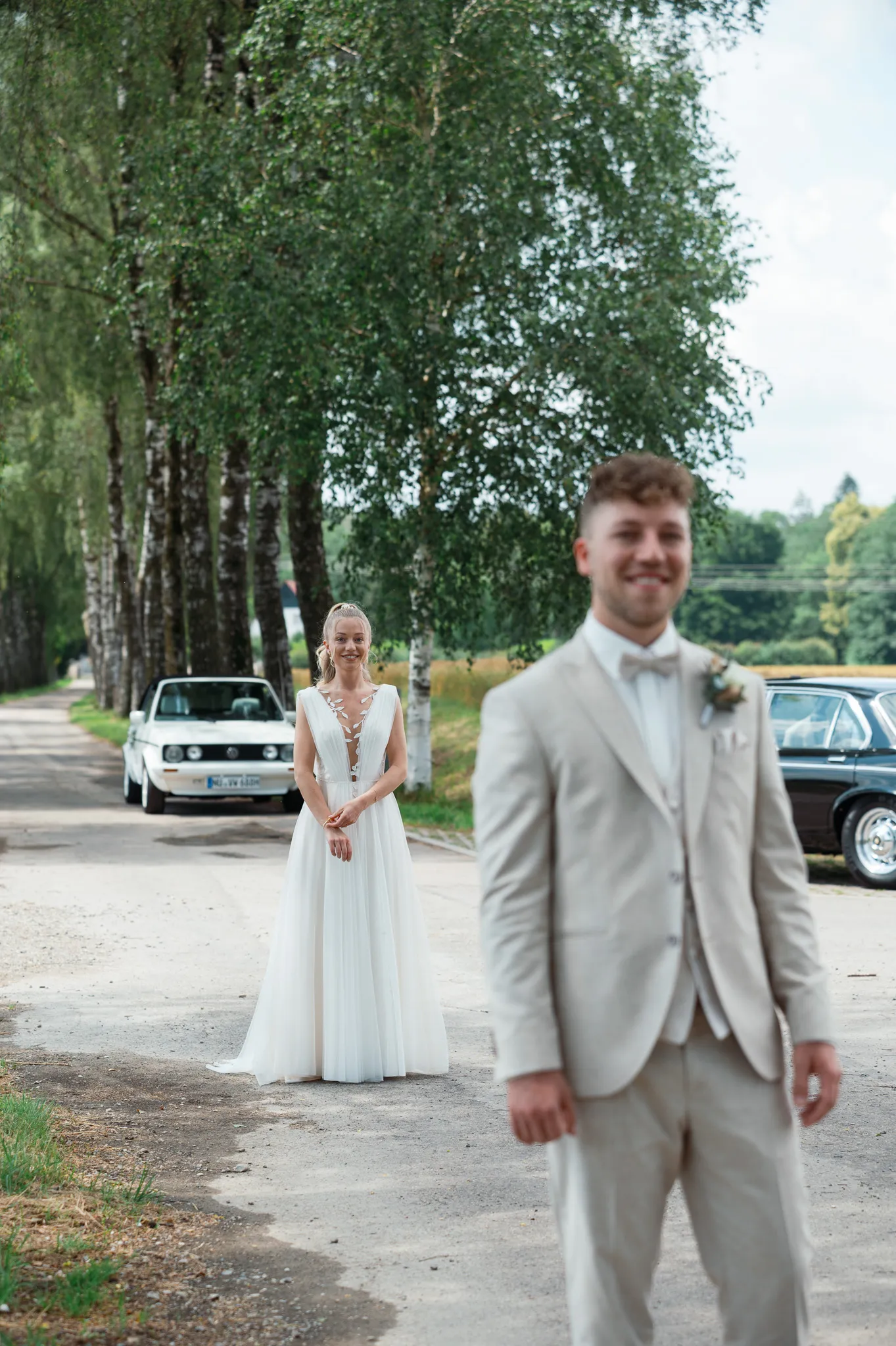 Franziska nähert sich Daniel für den ersten Blick vor der Trauung.