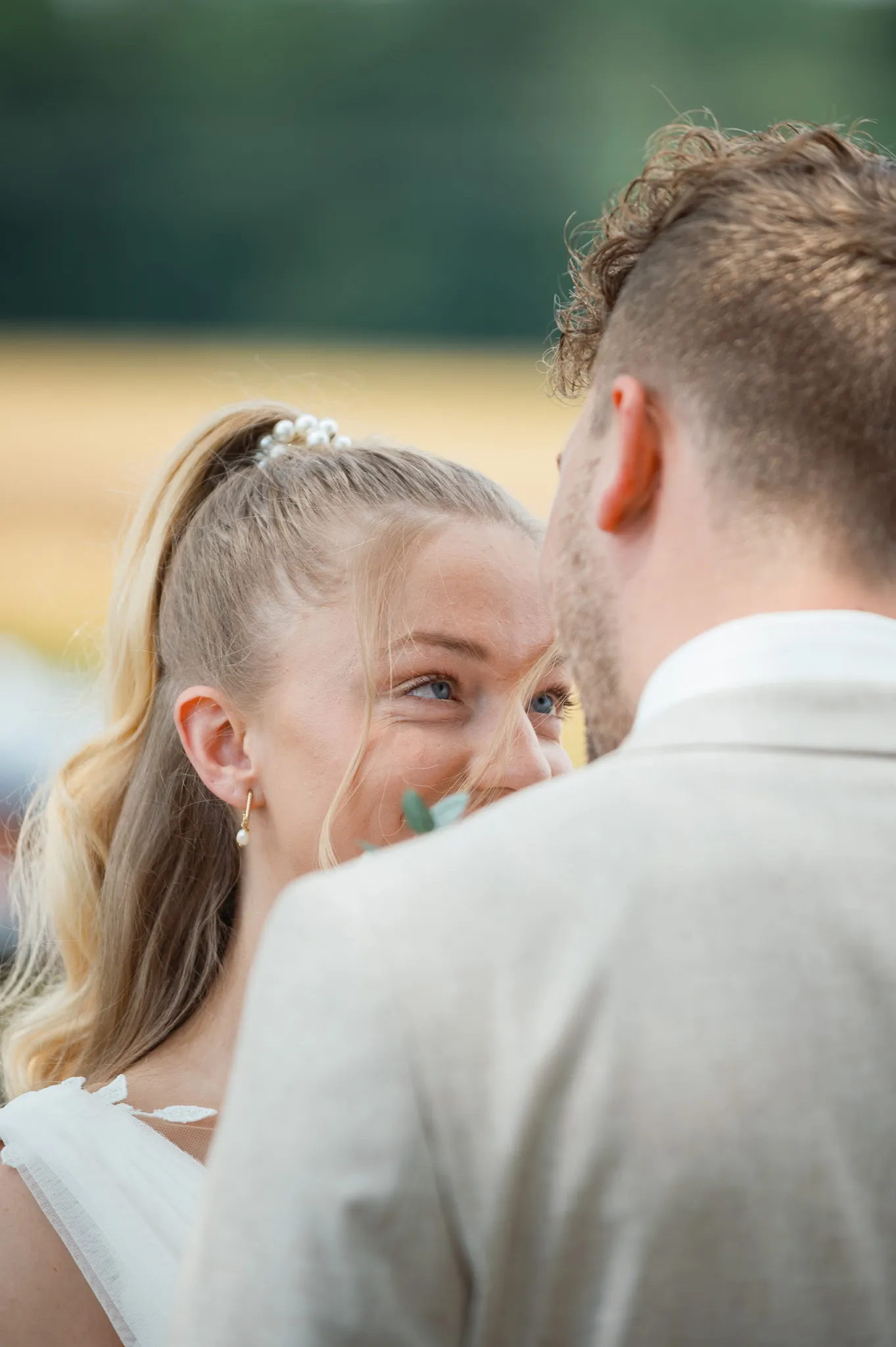 Franziska lacht Daniel über die Schulter hinweg an.