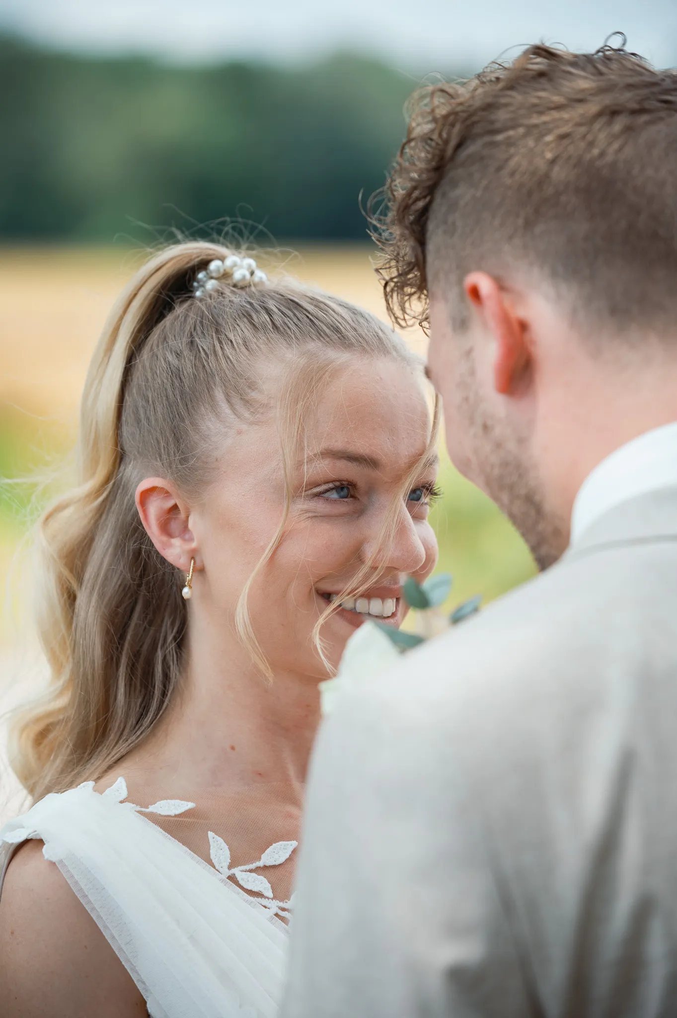 Franziska und Daniel lachen sich aus nächster Nähe an.
