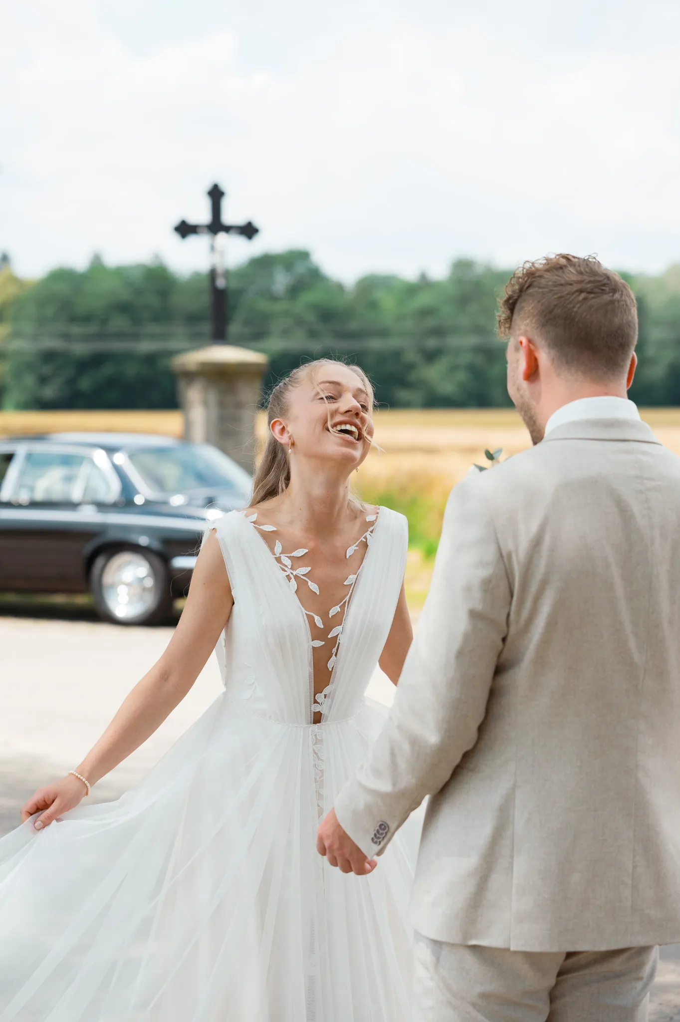 Franziska und Daniel gehen Hand in Hand zum Standesamt.