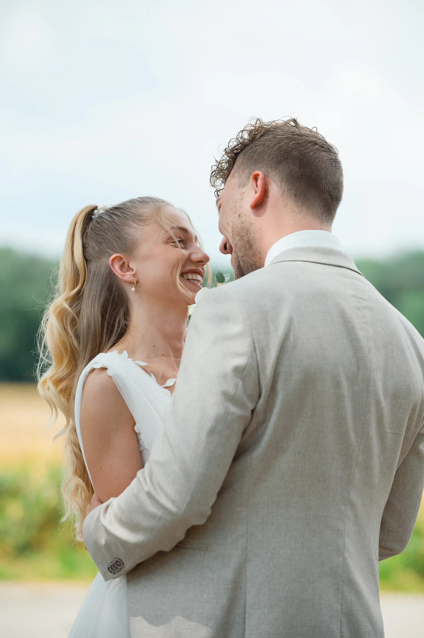 Franziska und Daniel stehen eng umschlungen im Freien.
