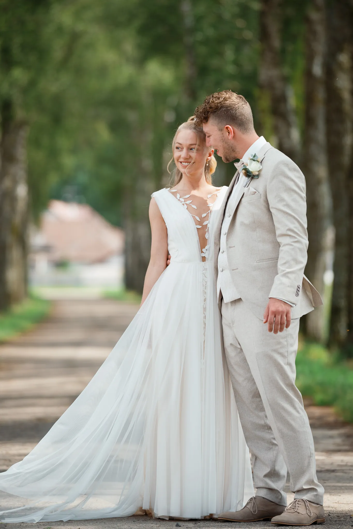 Franziska und Daniel stehen gemeinsam auf einer Birkenallee.