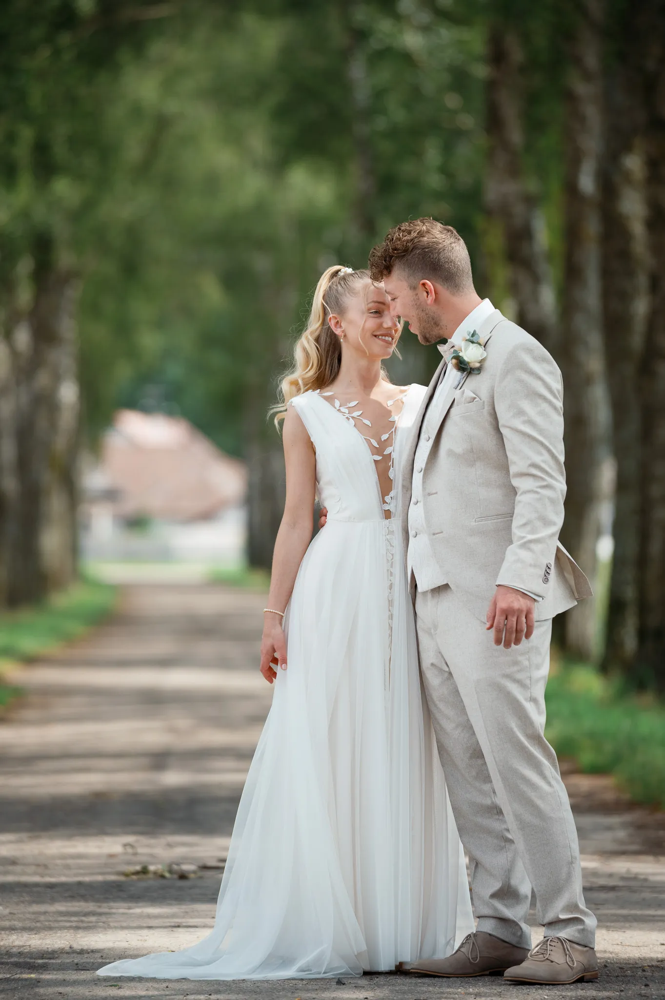 Franziska und Daniel stehen ruhig nebeneinander auf der Allee.