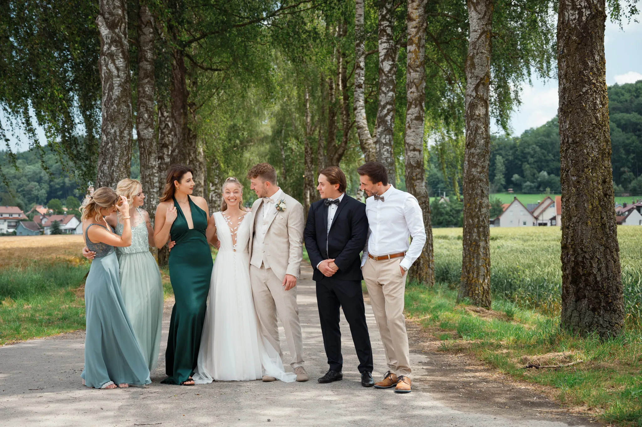 Die Hochzeitsgesellschaft rückt für ein Gruppenbild zusammen.