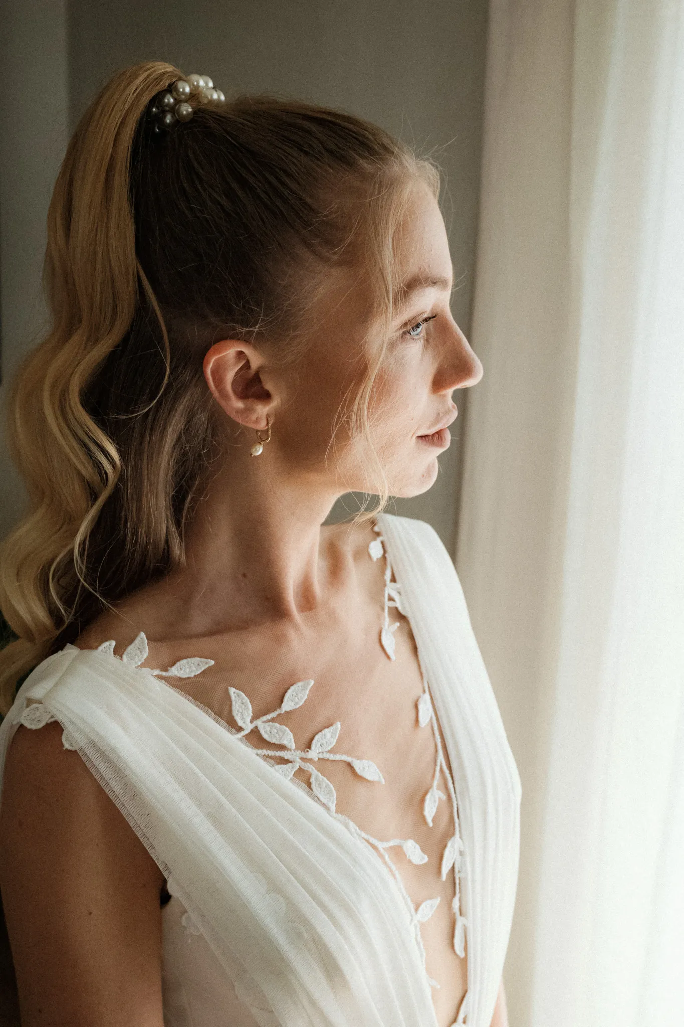 Franziska zieht ihre Hochzeitsschuhe an.