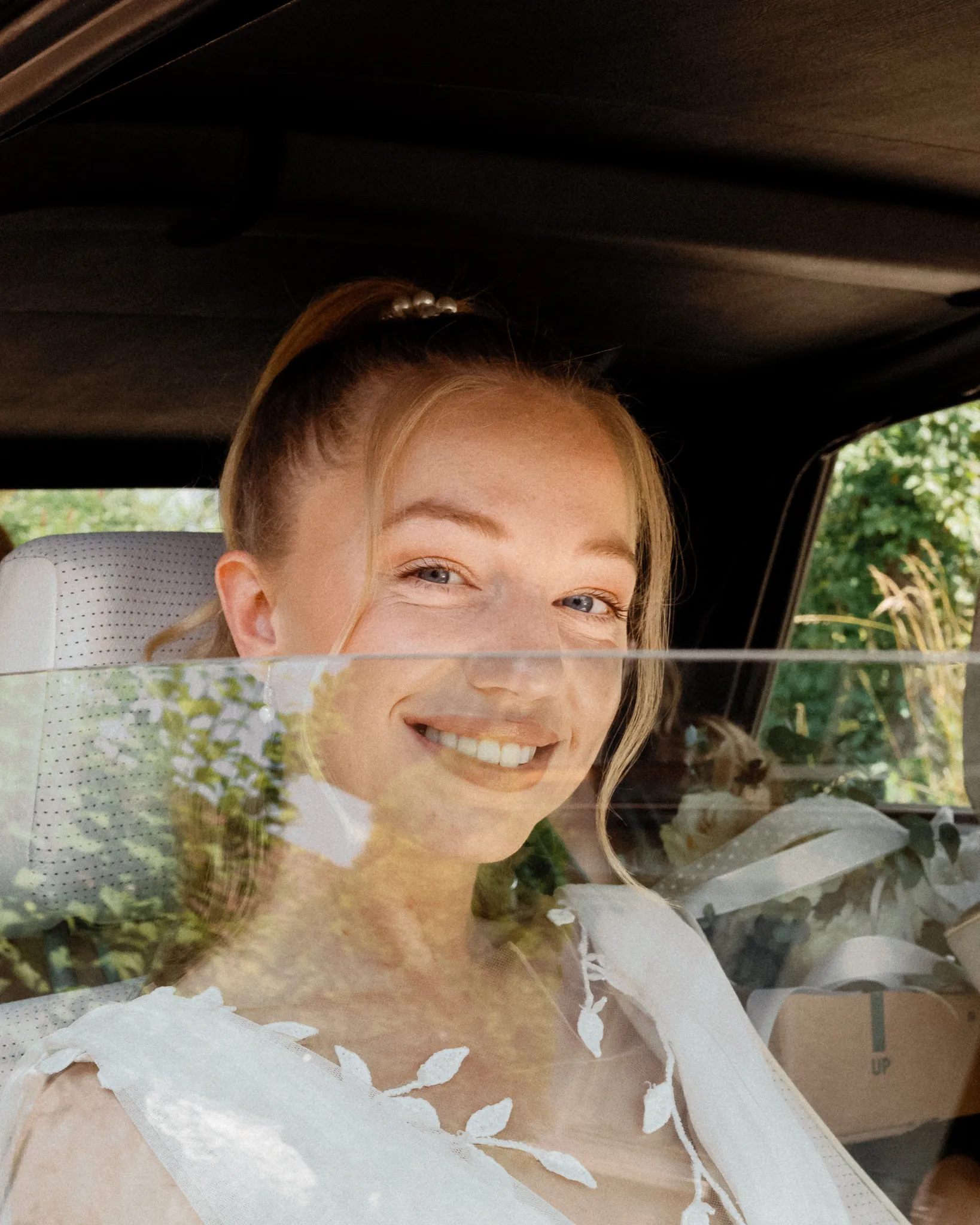 Franziska fährt im Hochzeitsauto durch Altenstadt.