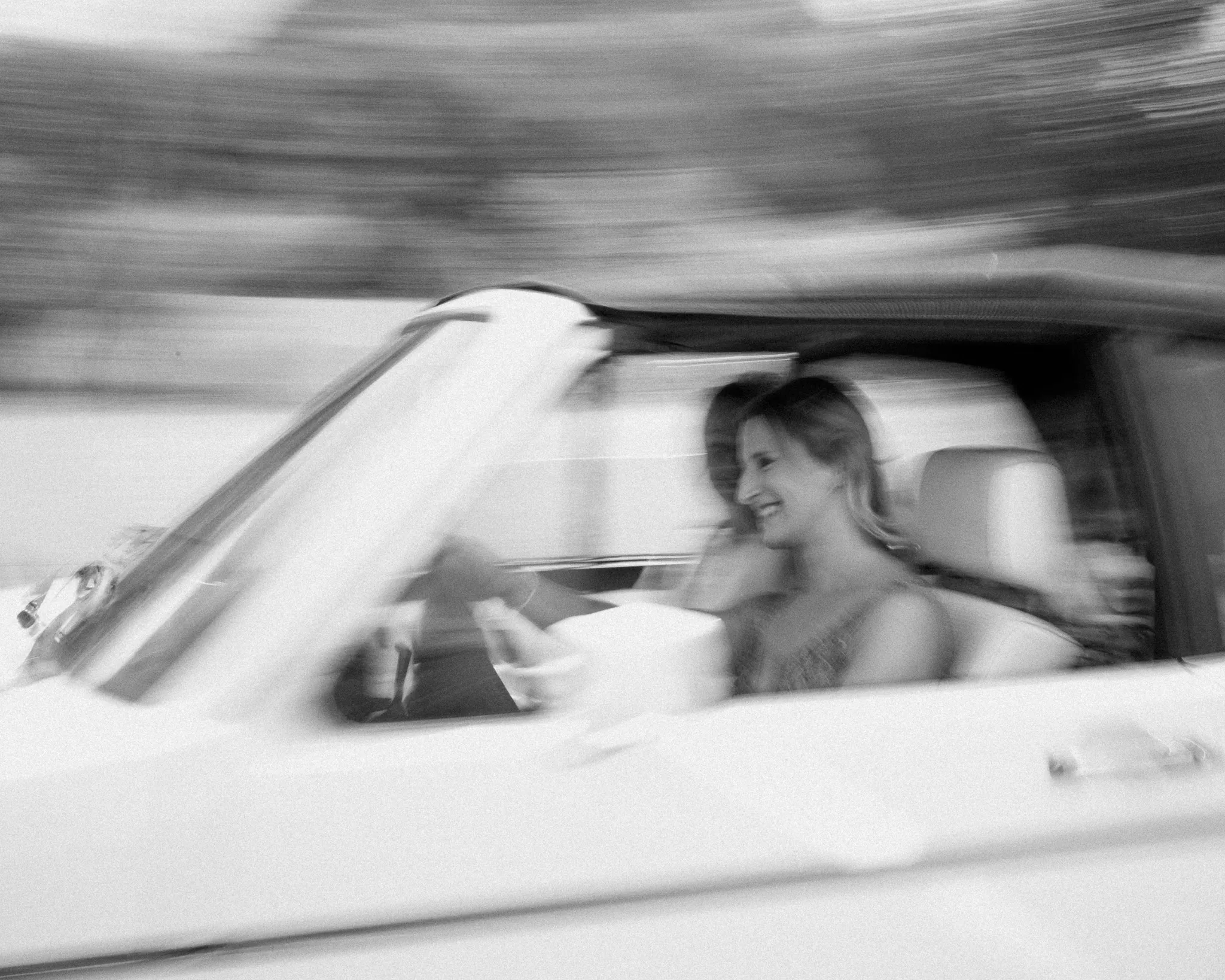 Franziska und Daniel fahren gemeinsam im klassischen Auto.