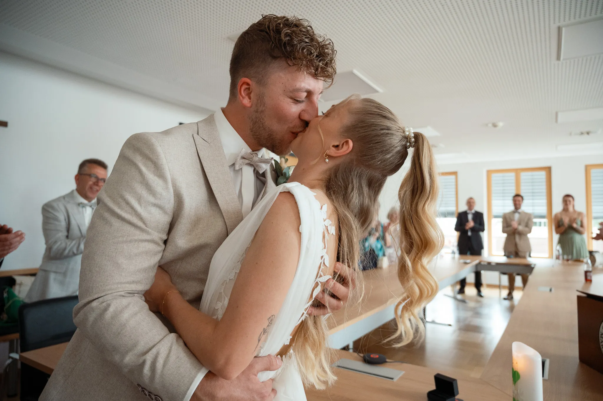 Franziska und Daniel küssen sich nach der standesamtlichen Trauung.