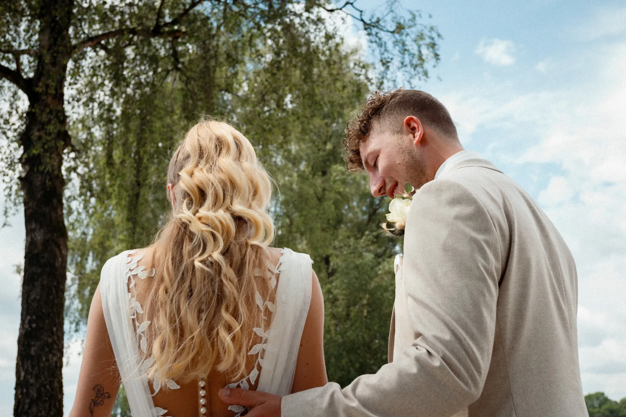 Franziska und Daniel gehen gemeinsam die Straße entlang.