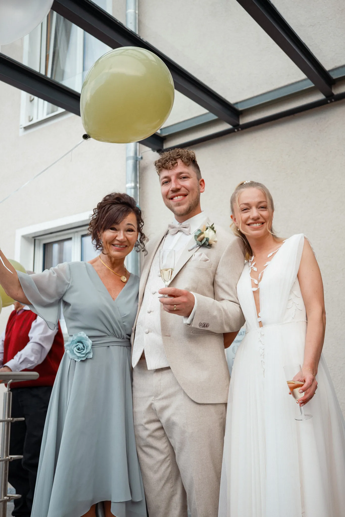 Franziska und Daniel stehen mit einer Begleiterin vor dem Standesamt.