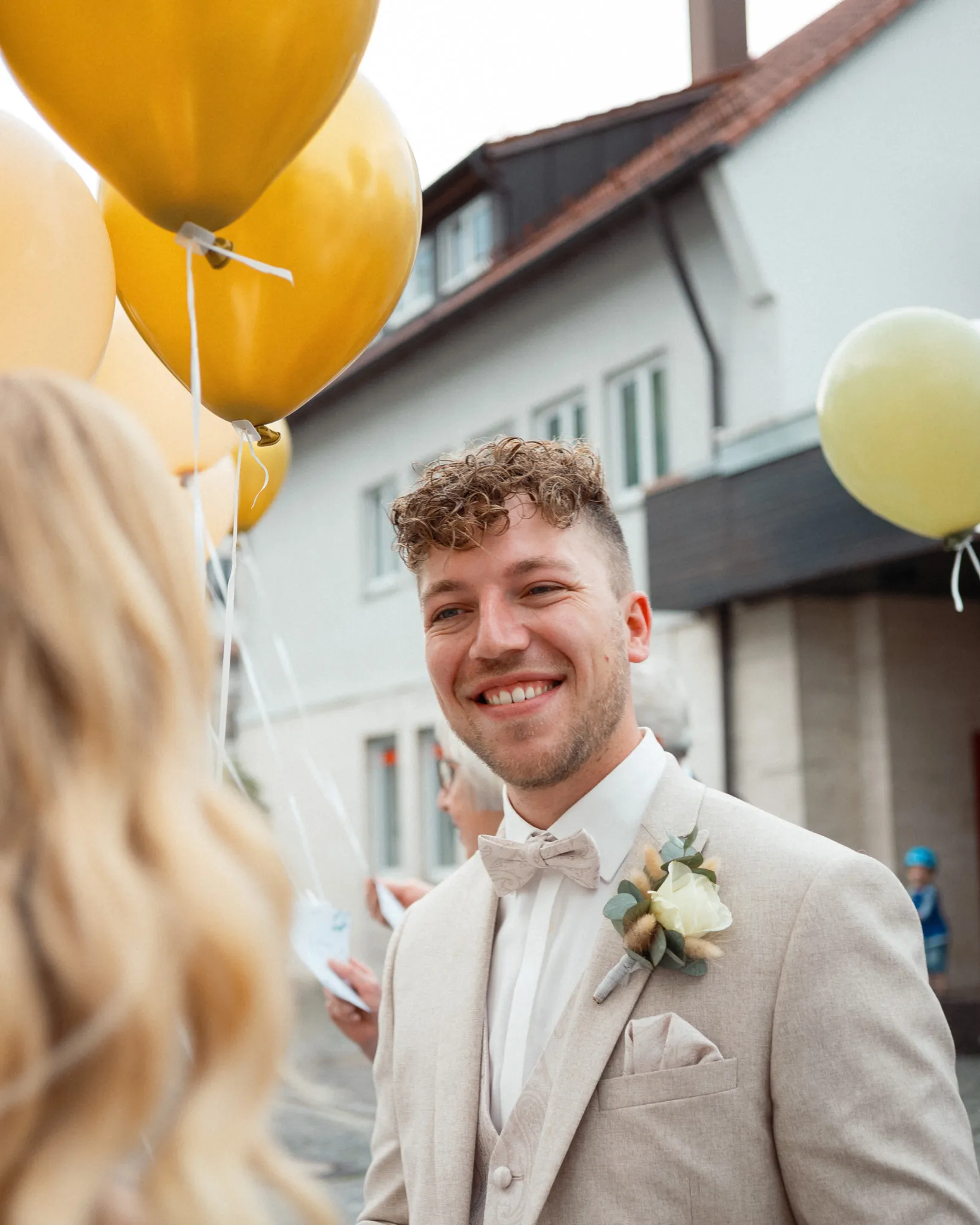 Daniel steht mit den Luftballons vor dem Standesamt.