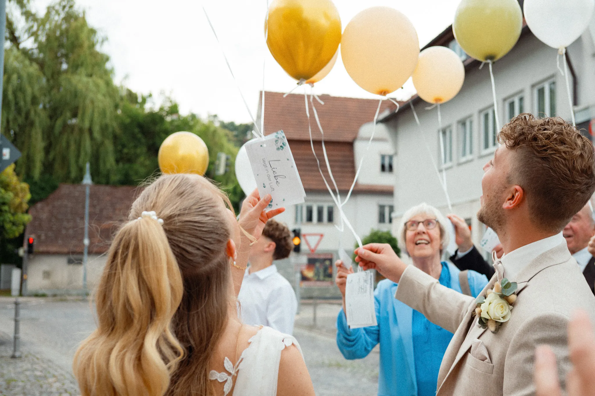 Franziska und Daniel verfolgen die aufsteigenden Luftballons.