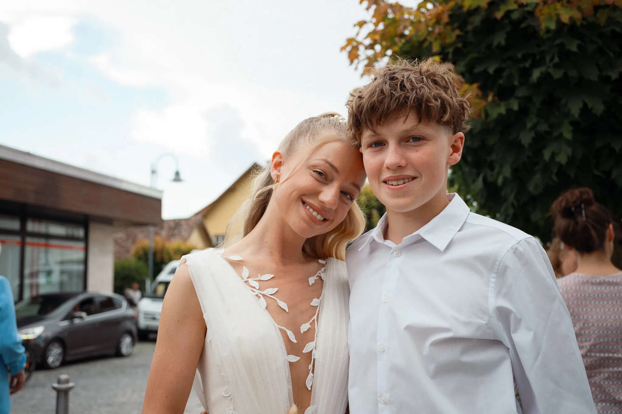 Franziska steht mit einem jungen Gast vor dem Standesamt.