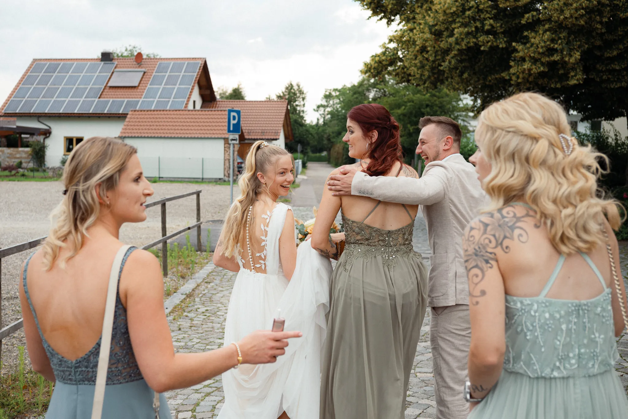 Franziska spricht mit drei Begleiterinnen.