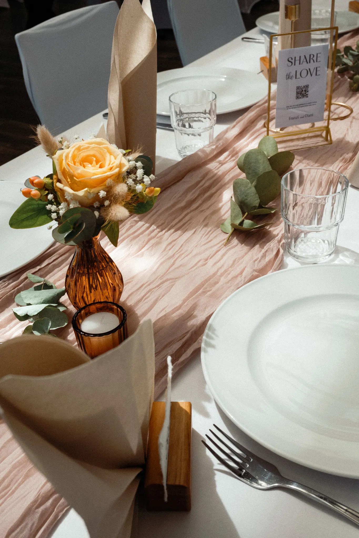 Eine Gedeckkarte und Blumen schmücken die Hochzeitstafel.