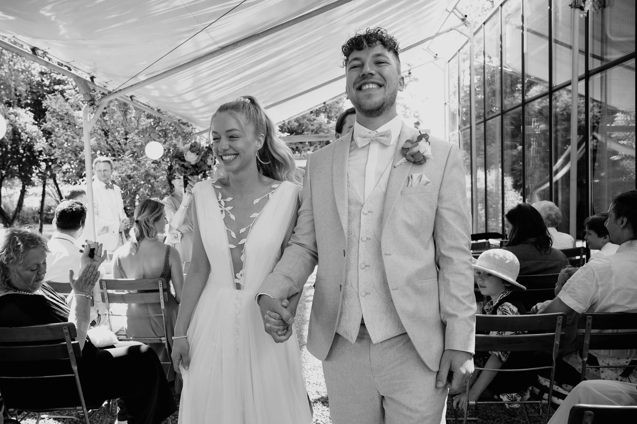 Franziska und Daniel gehen nach der freien Trauung an den Gästen vorbei.