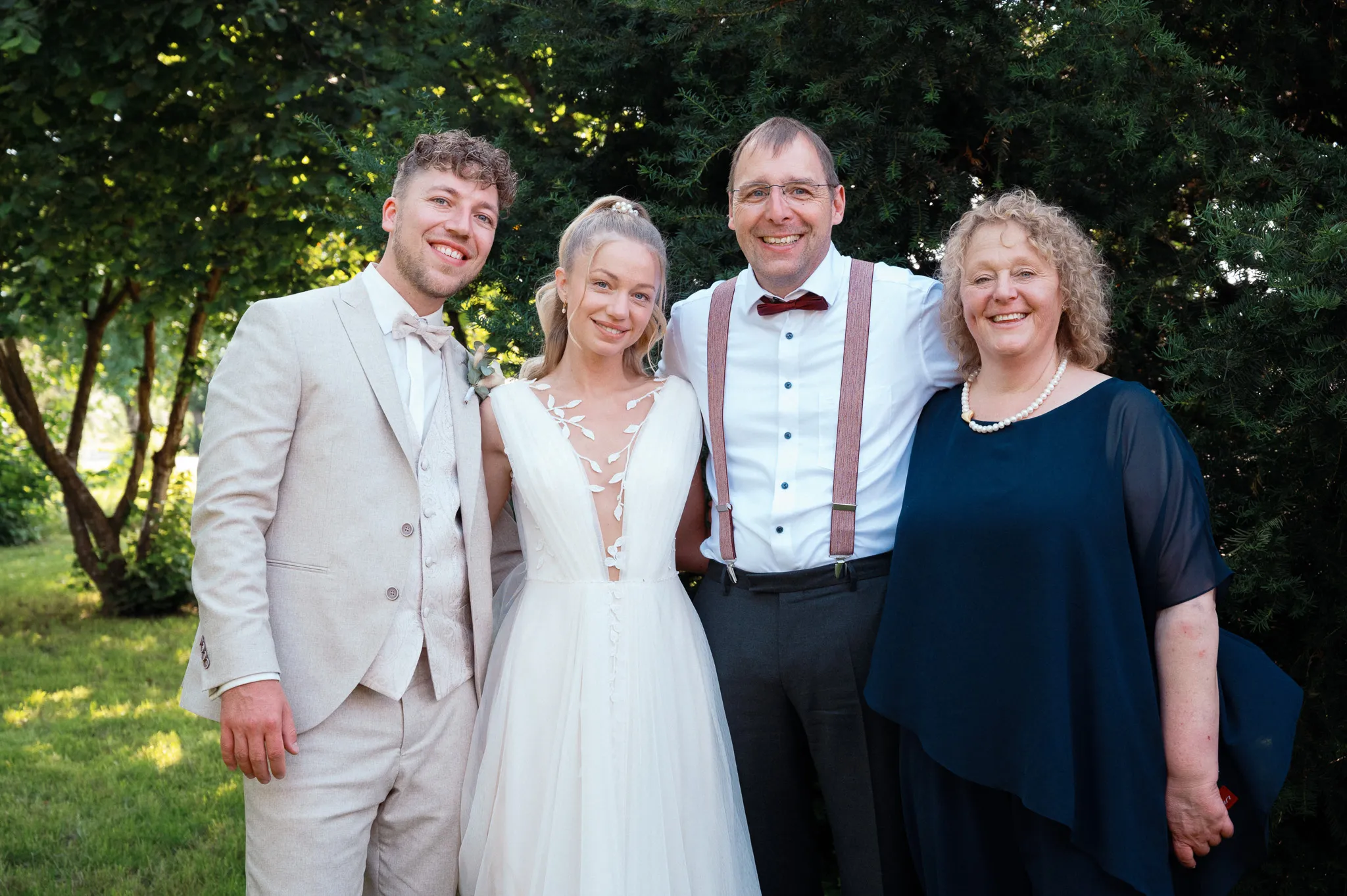 Franziska und Daniel stehen mit zwei Angehörigen im Garten.