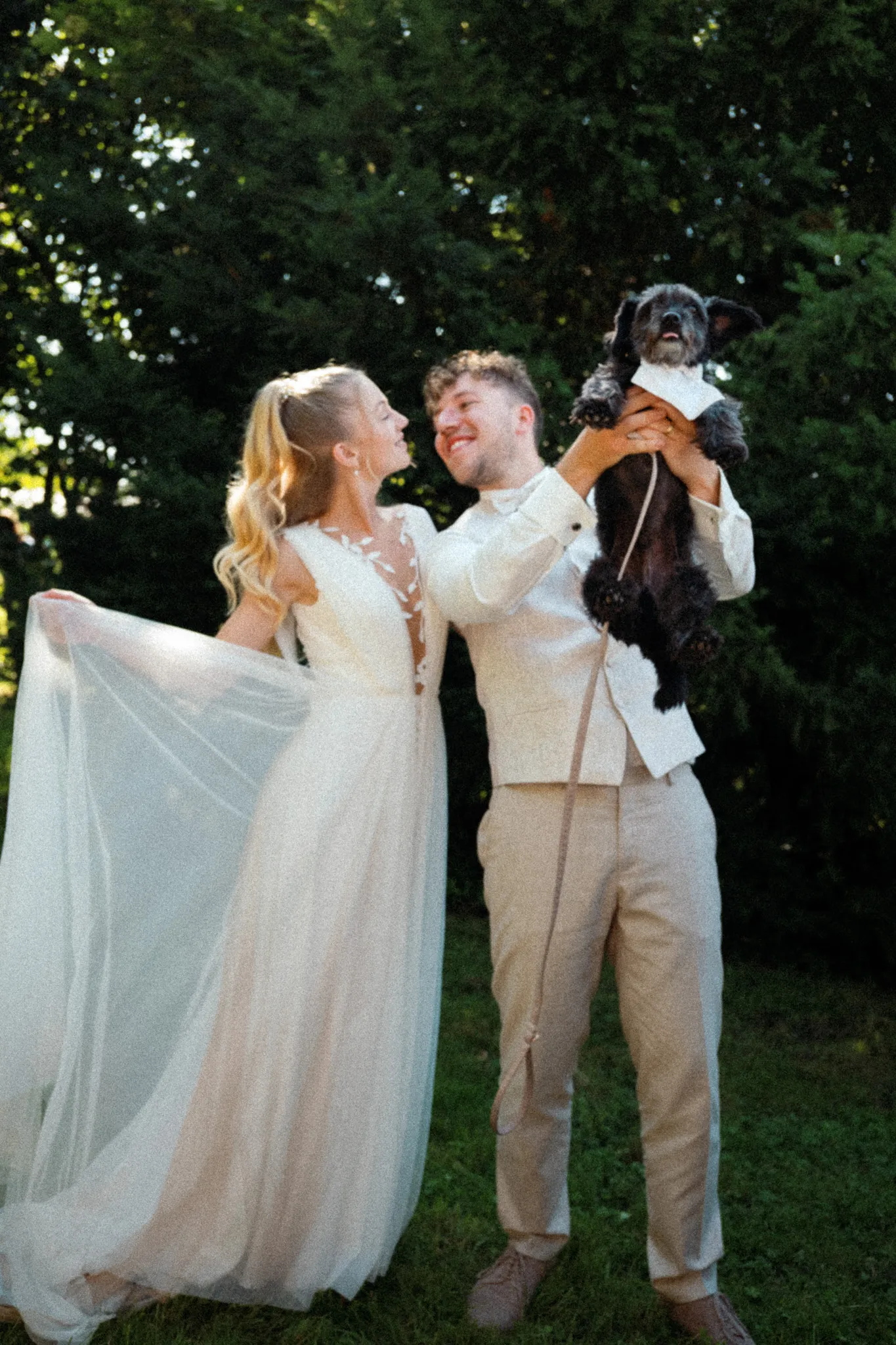 Franziska und Daniel lachen mit einem Kameramann im Garten.