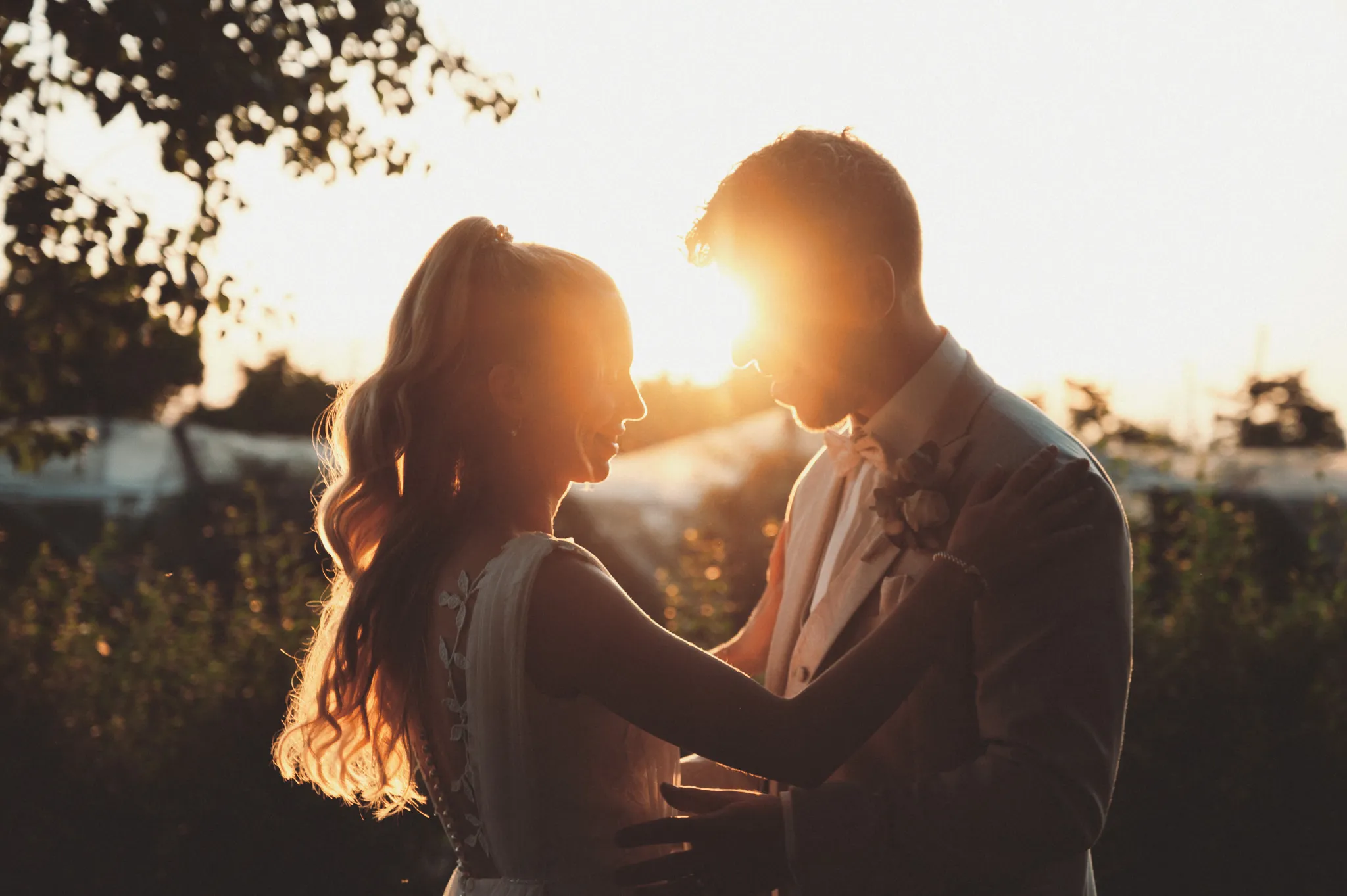 Die Abendsonne scheint zwischen Franziska und Daniel hindurch.