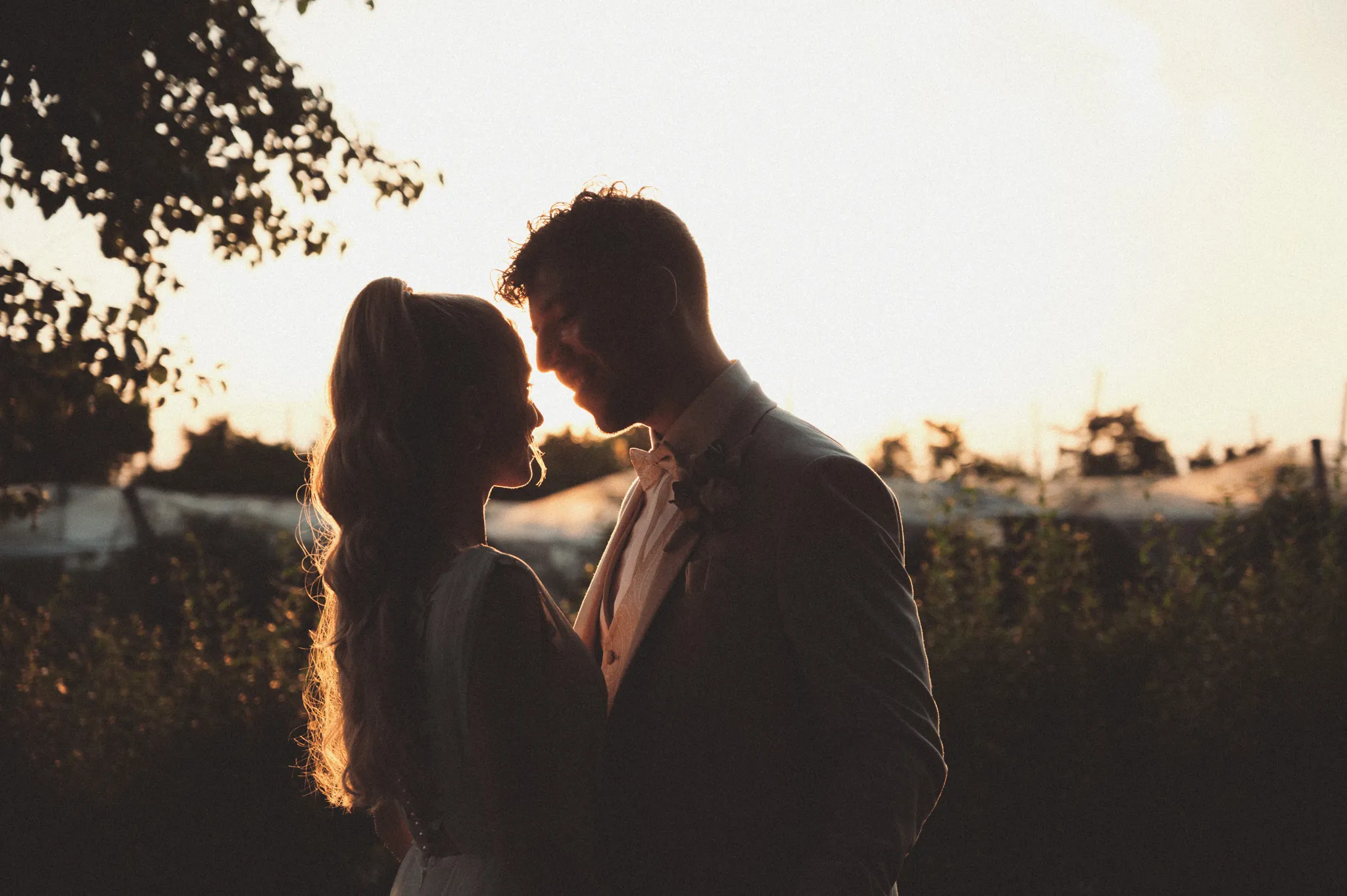 Franziska und Daniel küssen sich als Silhouette im Sonnenuntergang.