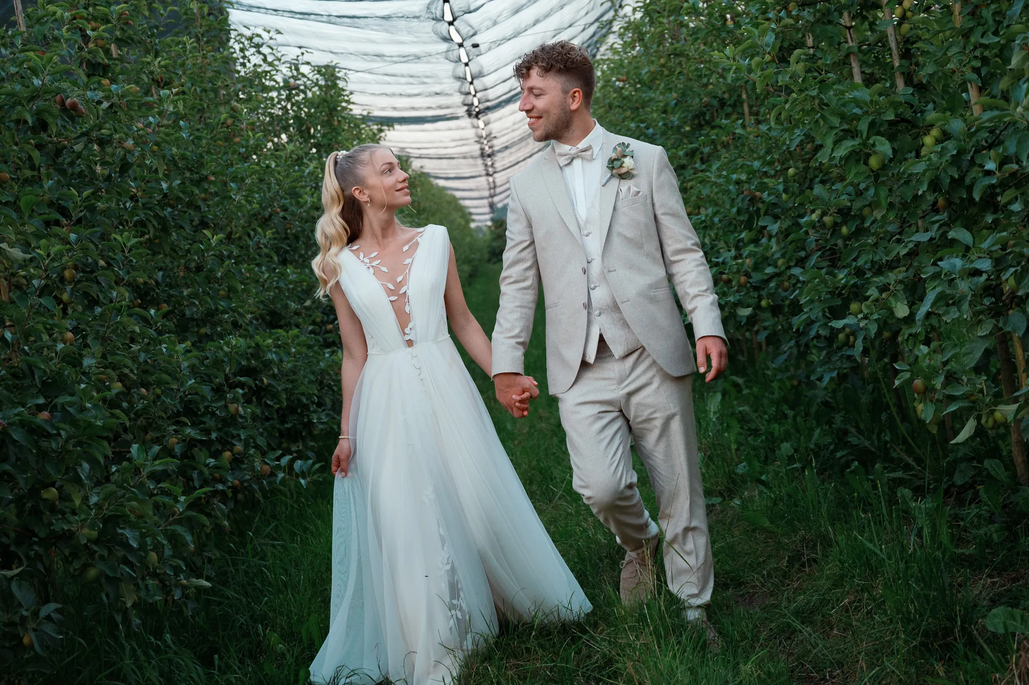 Franziska und Daniel schauen sich zwischen den Pflanzen an.