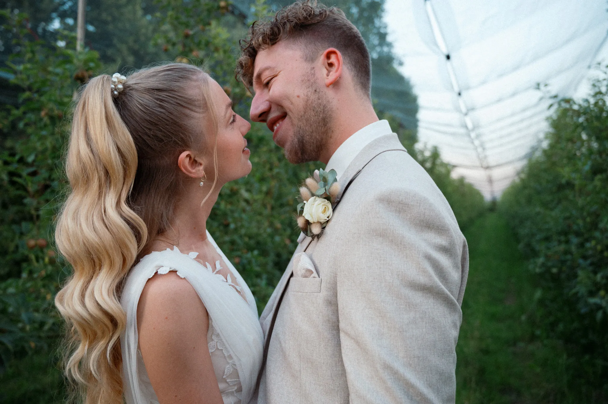 Franziska und Daniel lachen sich aus nächster Nähe an.