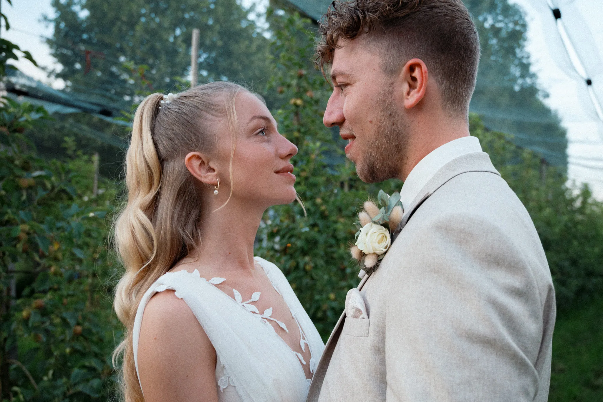 Franziska und Daniel sprechen zwischen den Pflanzen miteinander.