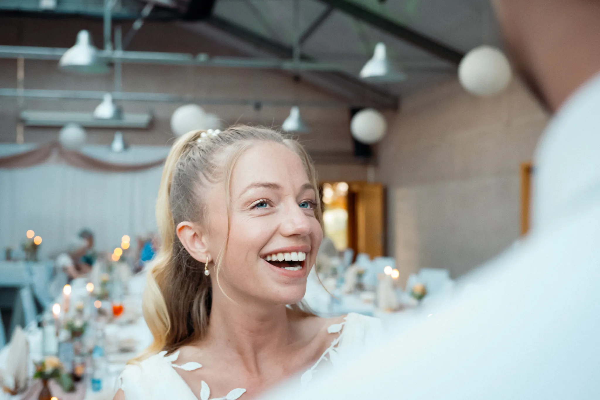 Franziska lacht an der Hochzeitstafel.