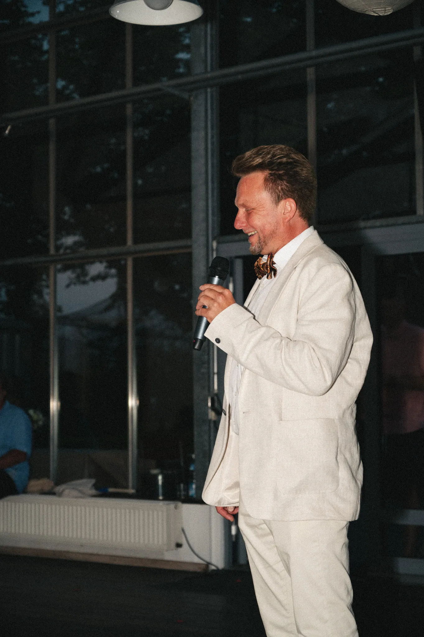 Daniel hält im Festsaal eine Rede.