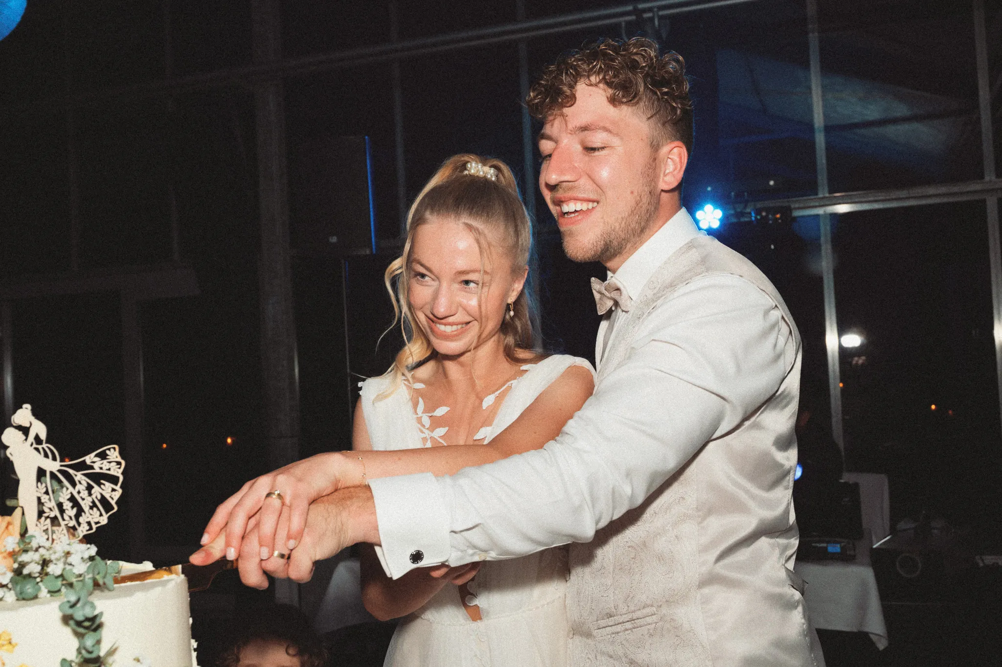 Franziska und Daniel schneiden gemeinsam die Hochzeitstorte an.