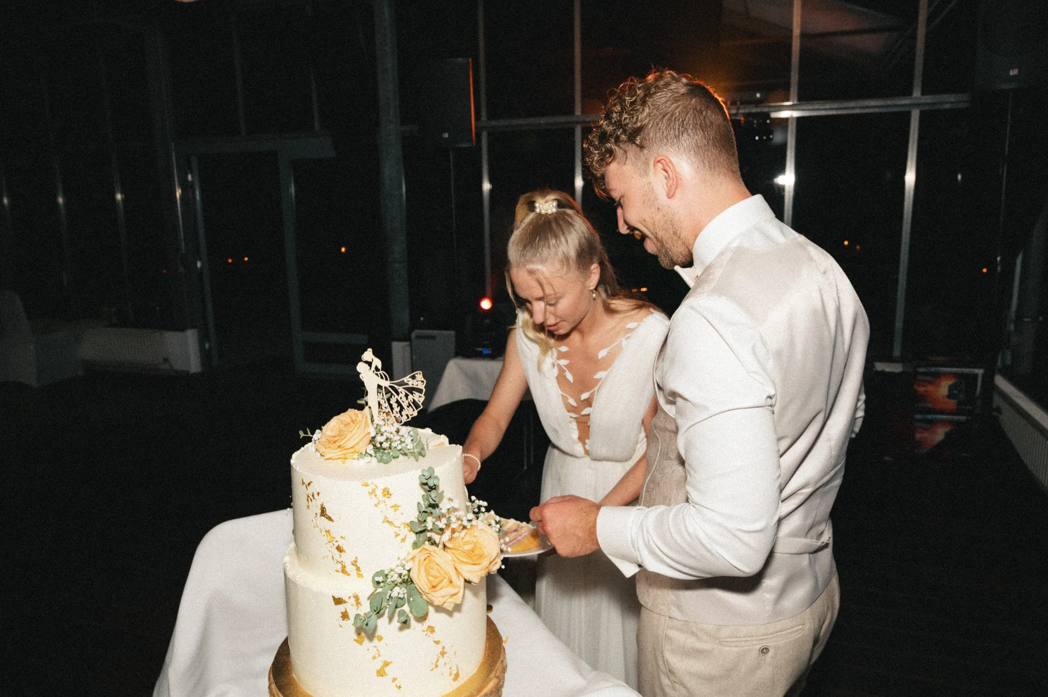 Daniel füttert Franziska mit einem Stück Hochzeitstorte.