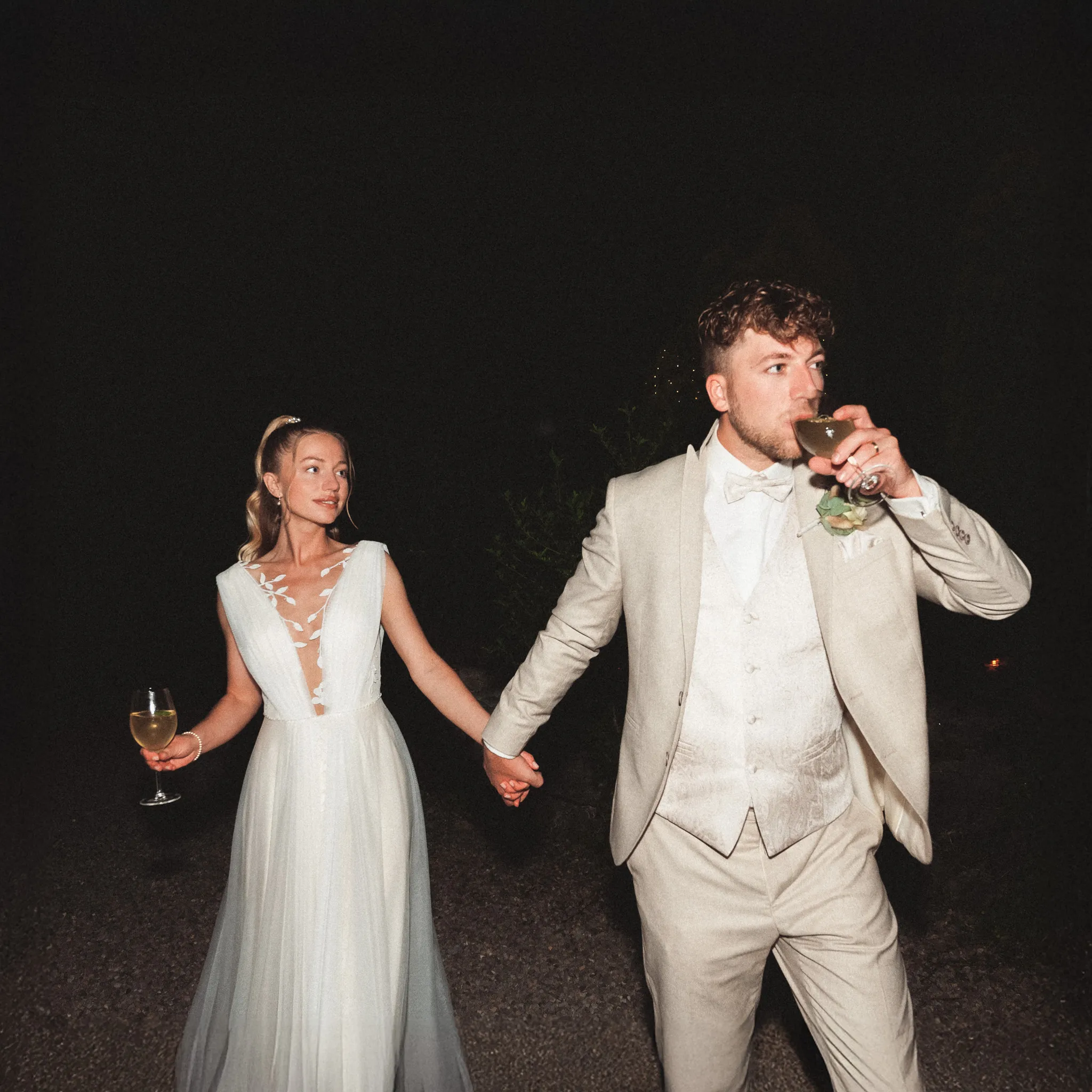 Franziska und Daniel gehen nachts Hand in Hand.