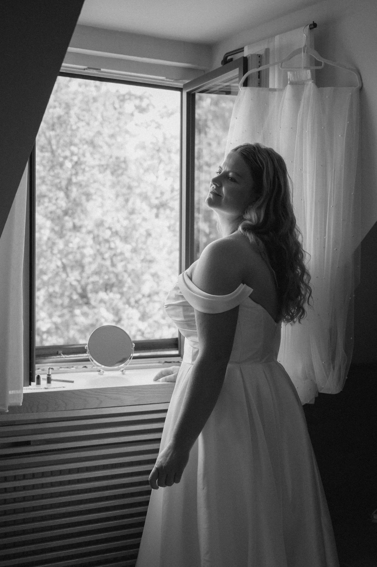 Ein Moment der Vorbereitungen vor Lisa und Martins Hochzeit.