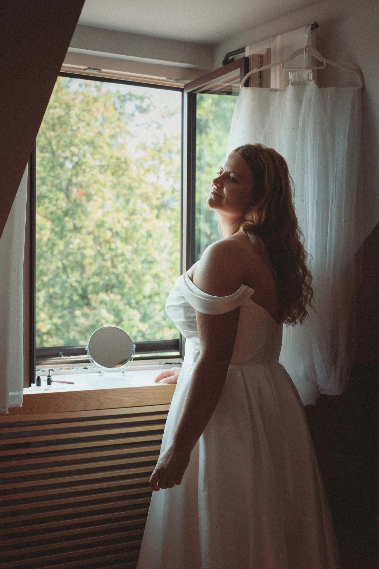 Lisa bereitet sich auf die Hochzeit vor.