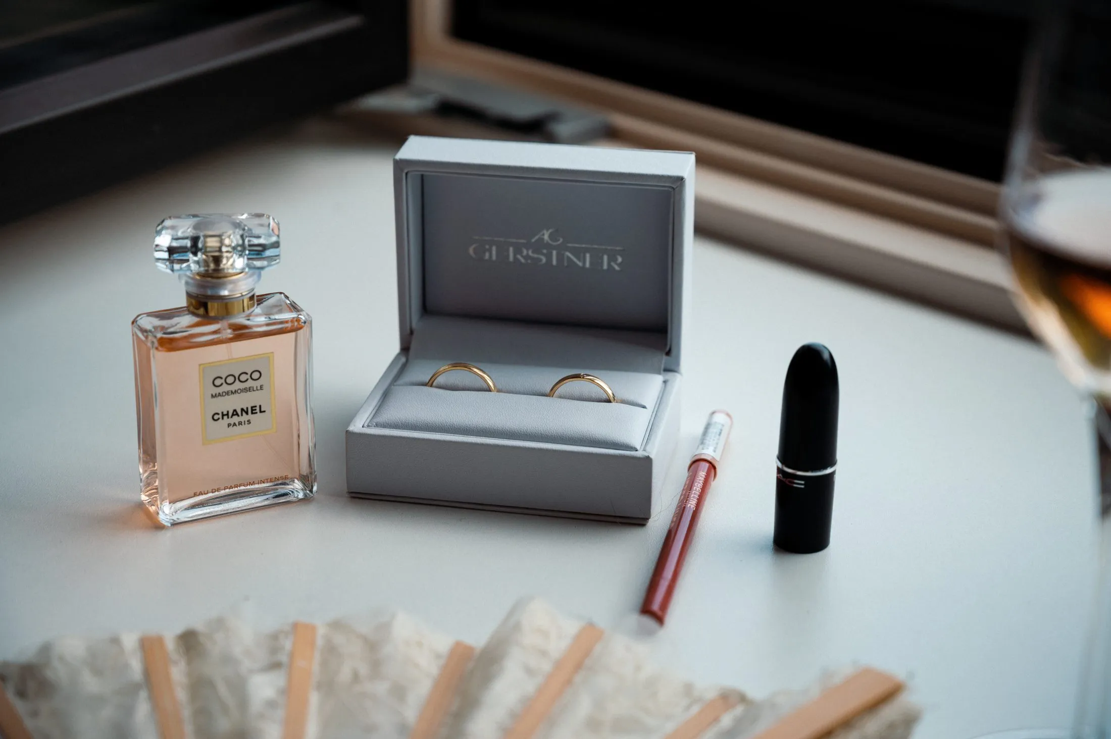 Kamera, Schmuck und weitere Dinge liegen für das Getting Ready bereit.