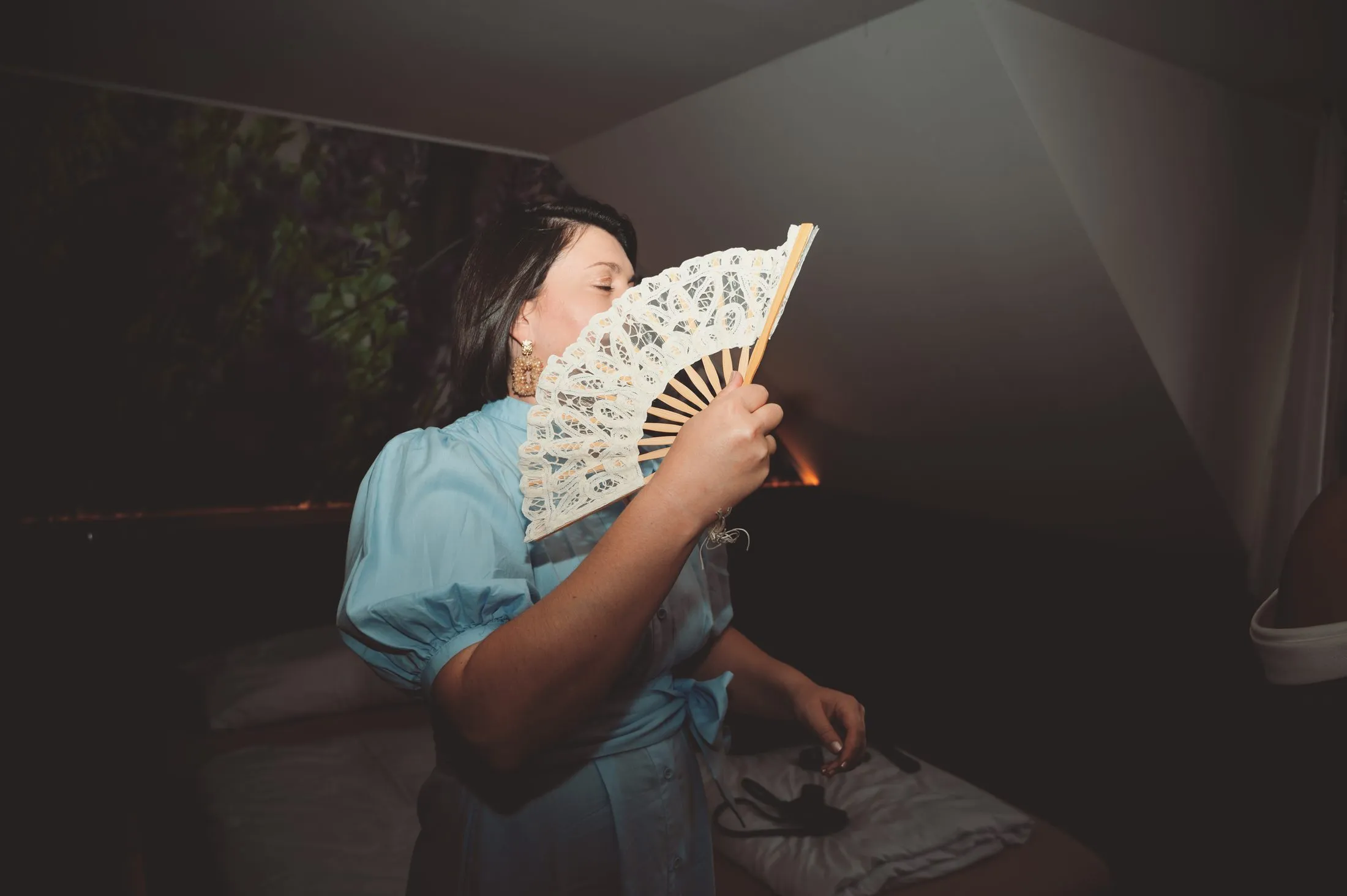 Lisa bereitet sich auf die Hochzeit vor.