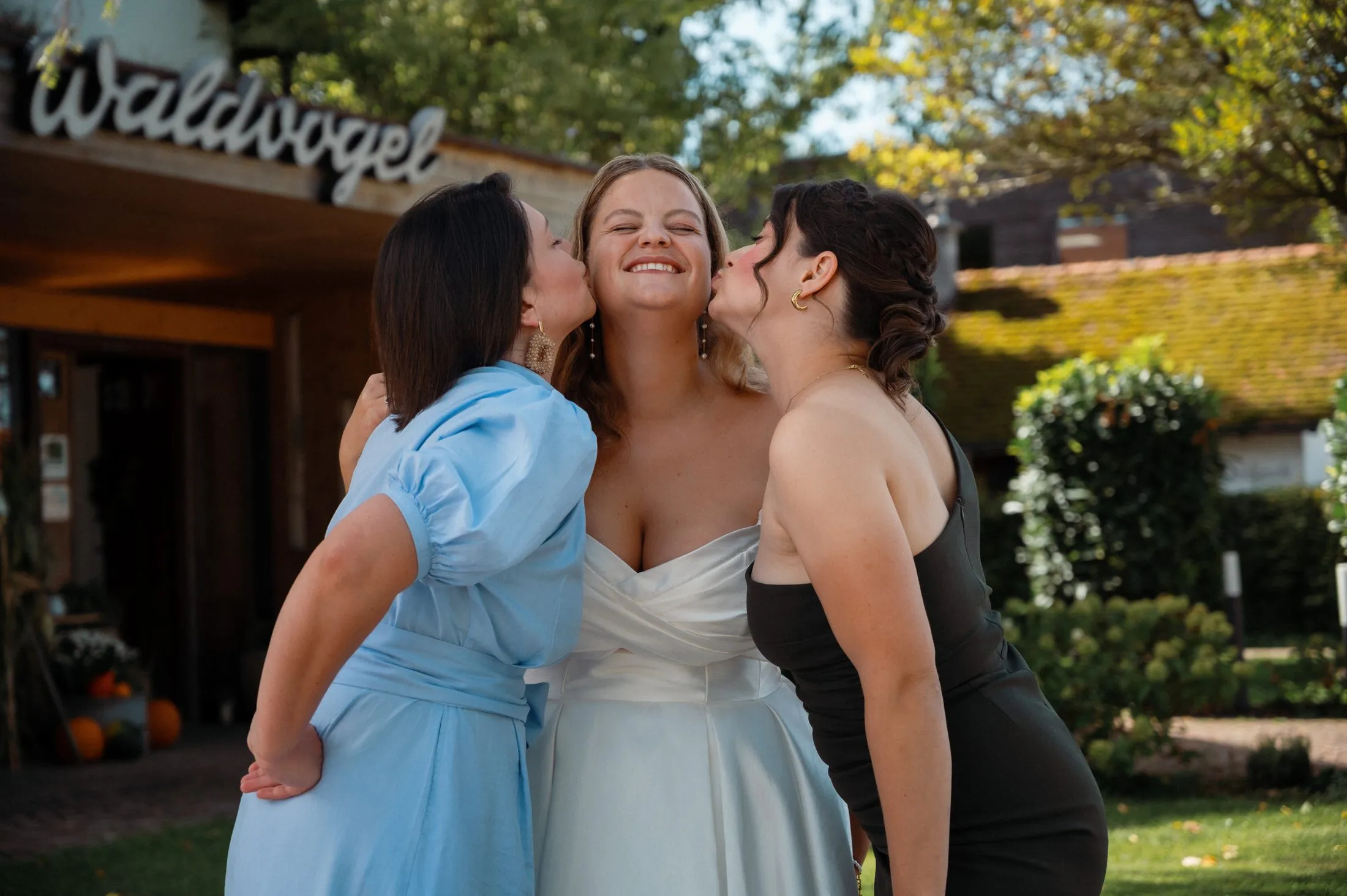 Ein Moment der Vorbereitungen vor Lisa und Martins Hochzeit.
