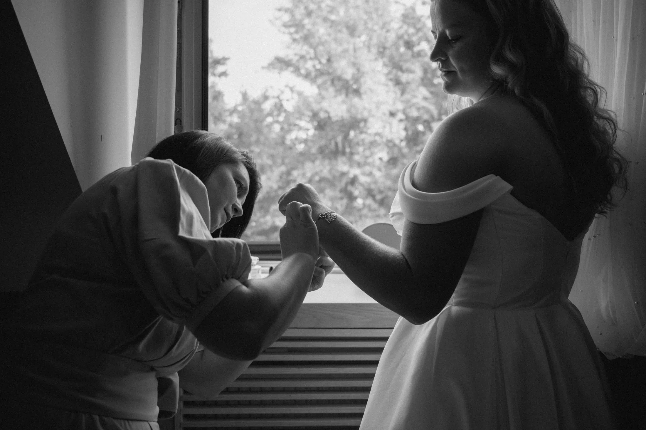 Menschen und Details beim Getting Ready.