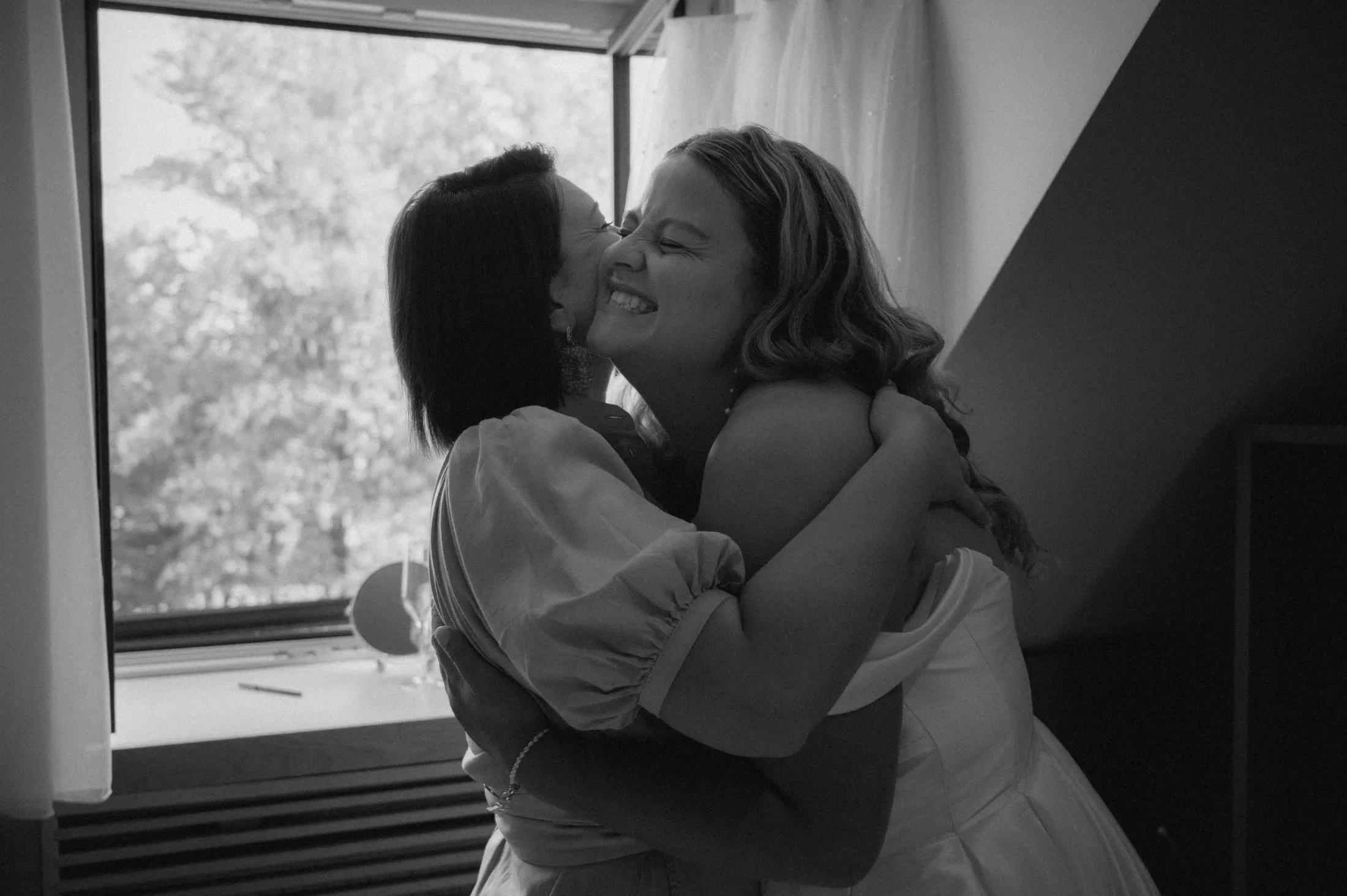 Ein Moment der Vorbereitungen vor Lisa und Martins Hochzeit.