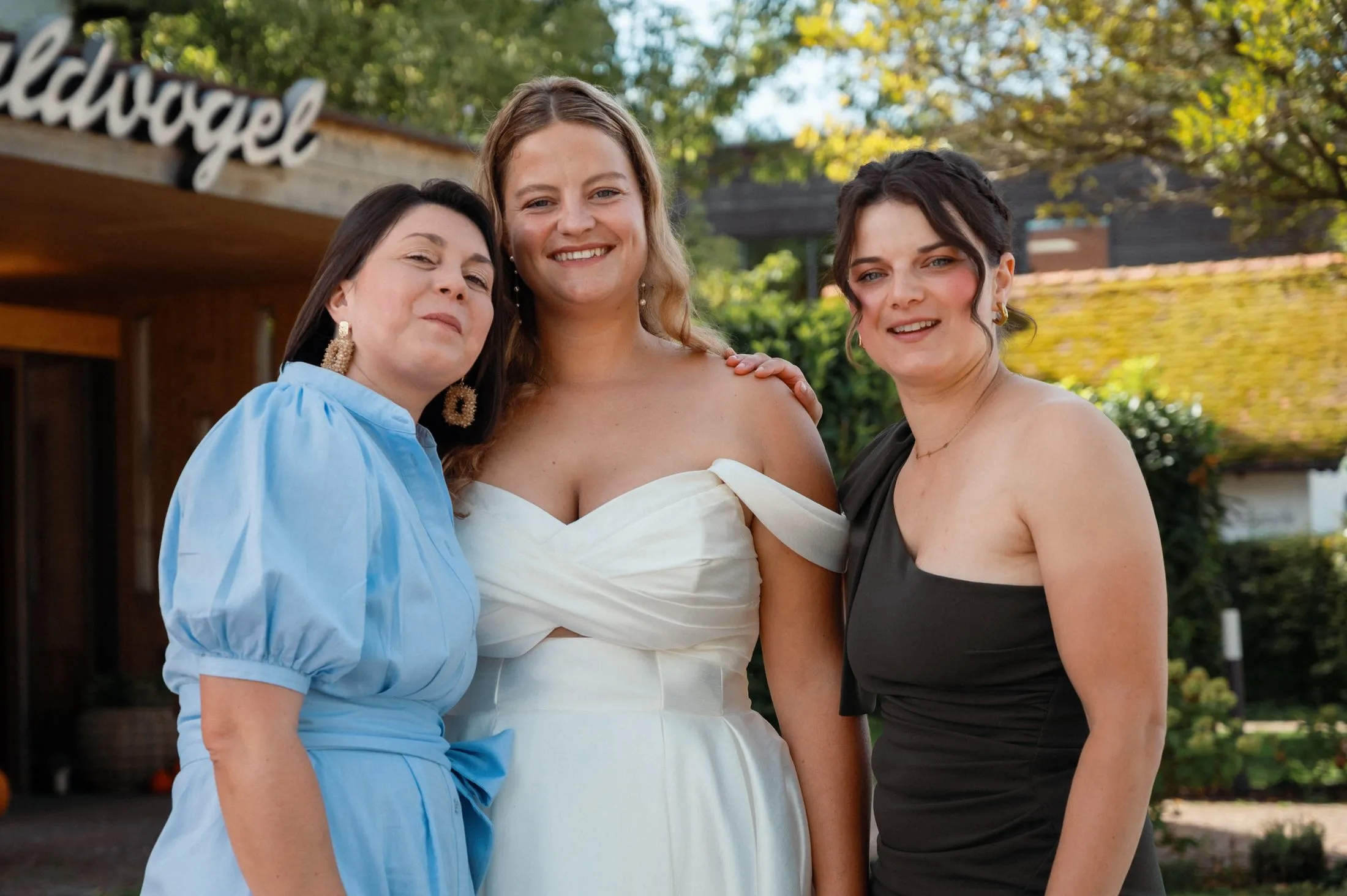 Ein Moment der Vorbereitungen vor Lisa und Martins Hochzeit.