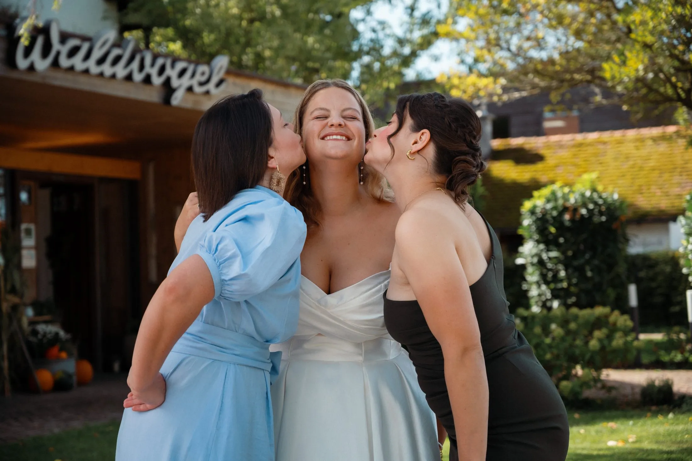 Lisa bereitet sich auf die Hochzeit vor.