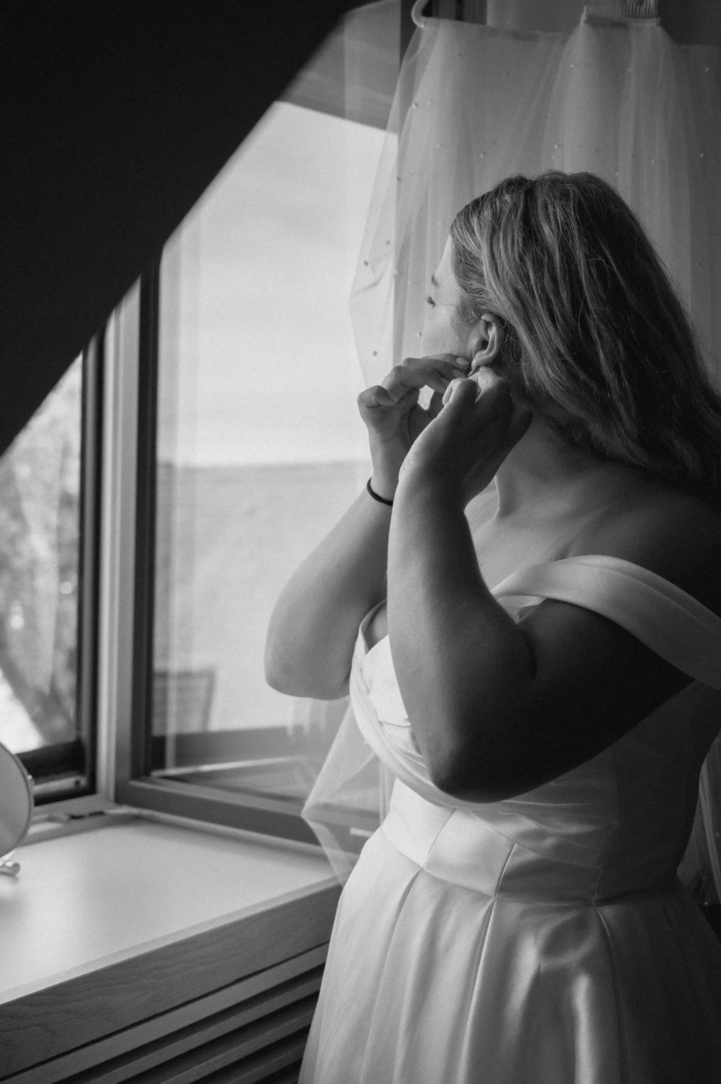 Lisa beim Getting Ready am Fenster.