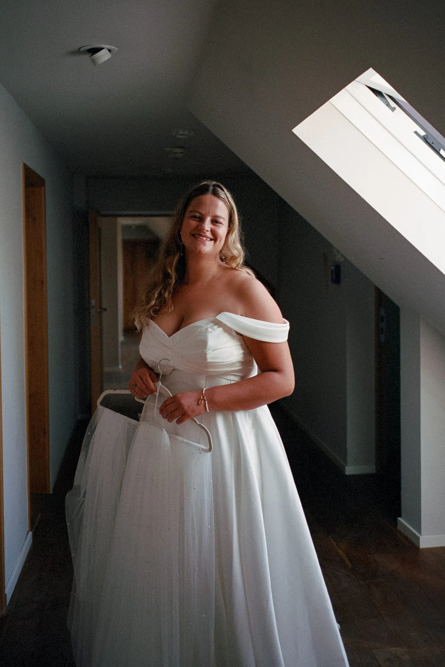 Ein Moment der Vorbereitungen vor Lisa und Martins Hochzeit.