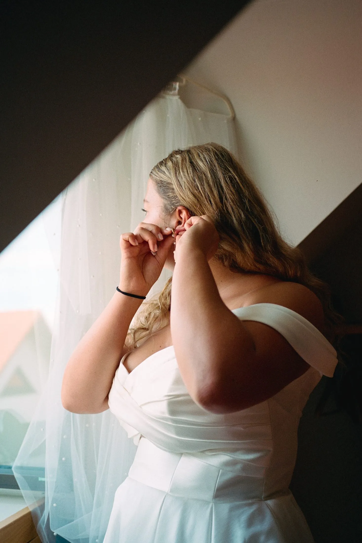 Lisa beim Getting Ready am Fenster.