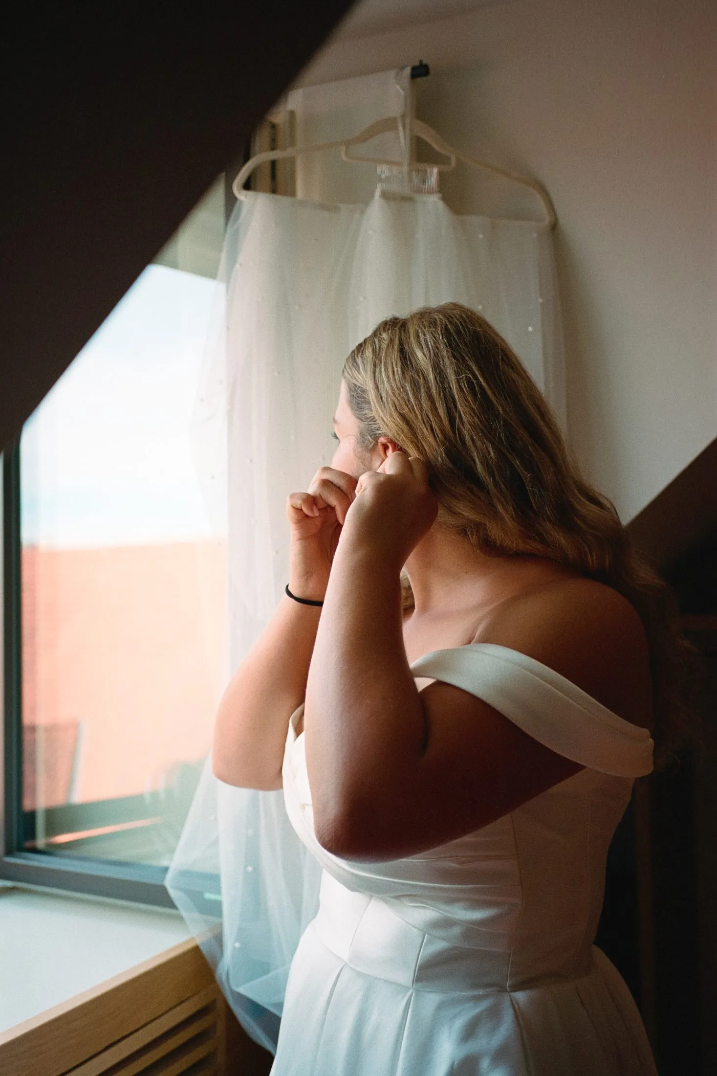 Ein Moment der Vorbereitungen vor Lisa und Martins Hochzeit.