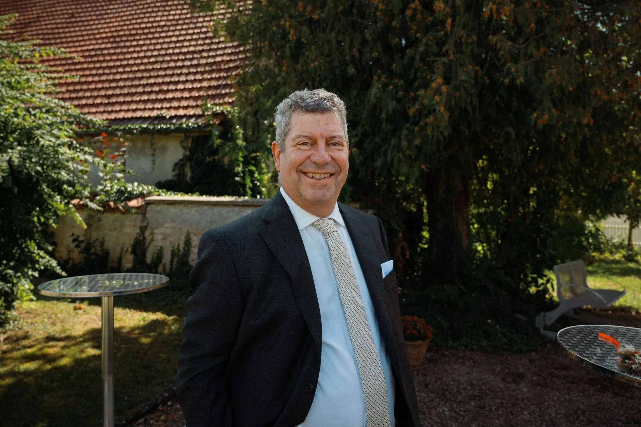 Gäste bei Lisa und Martins Hochzeit im Garten.