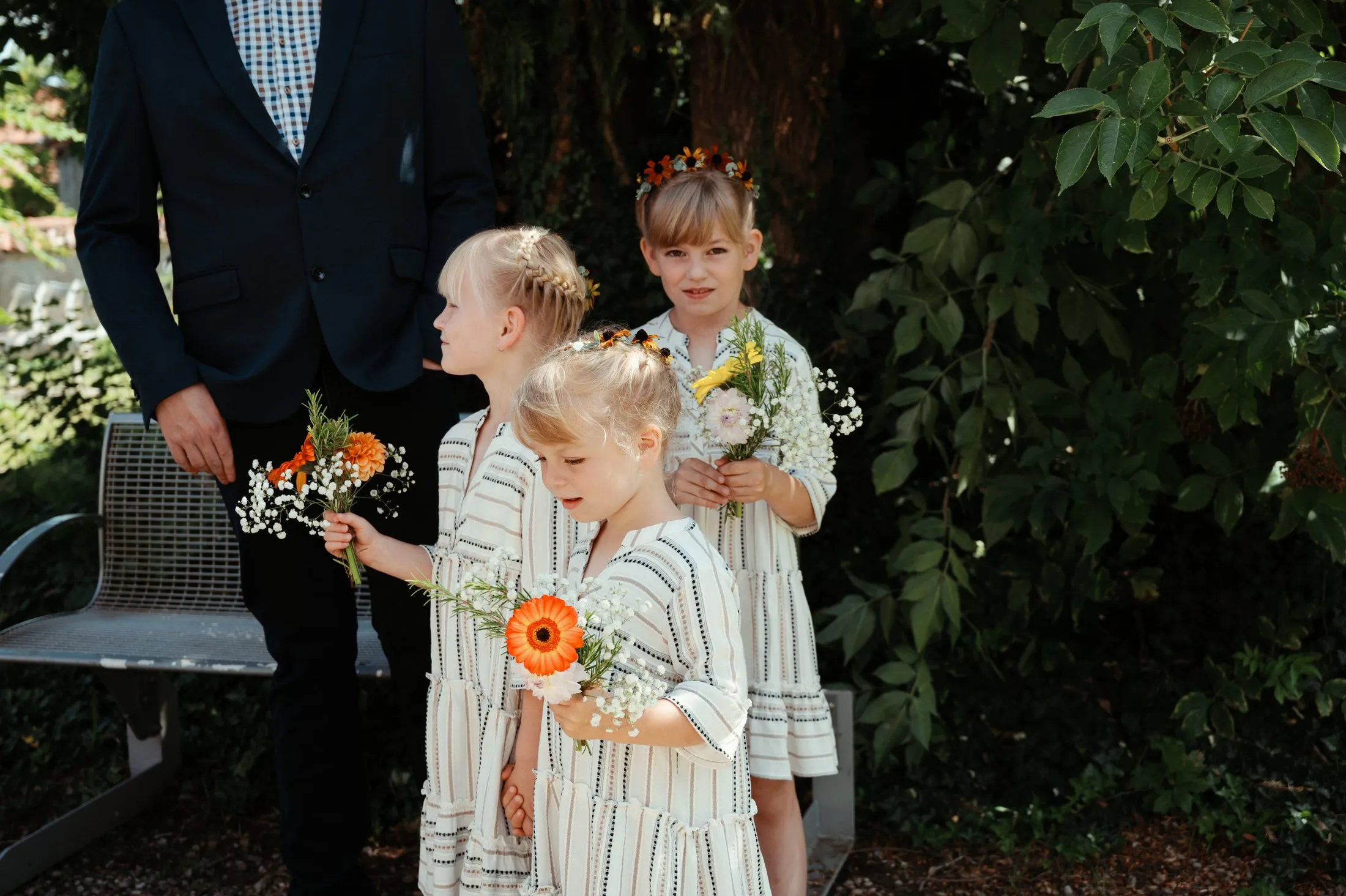 Gäste bei Lisa und Martins Hochzeit im Garten.